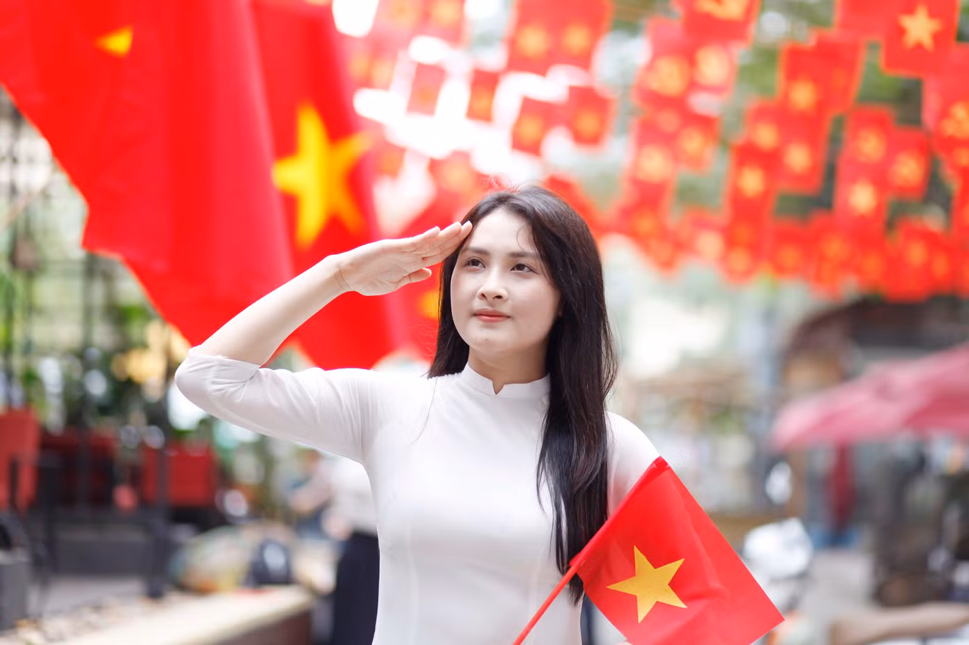 Nhiều bạn trẻ bày tỏ niềm tự hào và biết ơn sự hy sinh của thế hệ cha ông để có được hòa bình hôm nay. Ảnh: Nguyễn Thắng