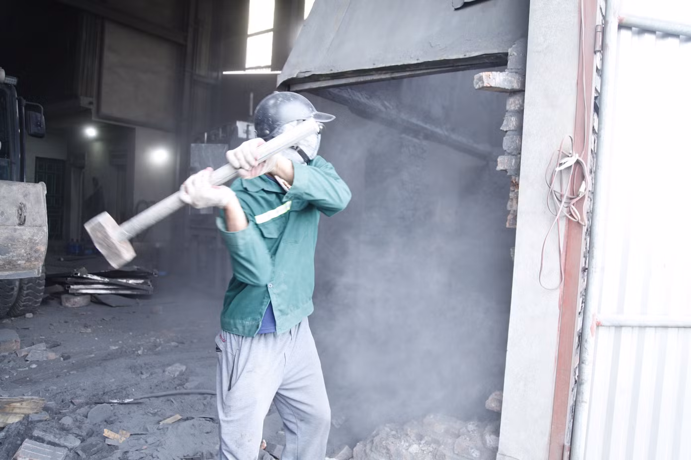Người dân làng nghề Mẫn Xá tự tháo dỡ lò tái chế kim loại. Ảnh: Nguyễn Thắng