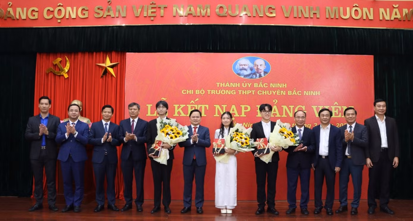 Lãnh đạo tỉnh Bắc Ninh tặng hoa chúc mừng 3 học sinh ưu tú được kết nạp Đảng.
