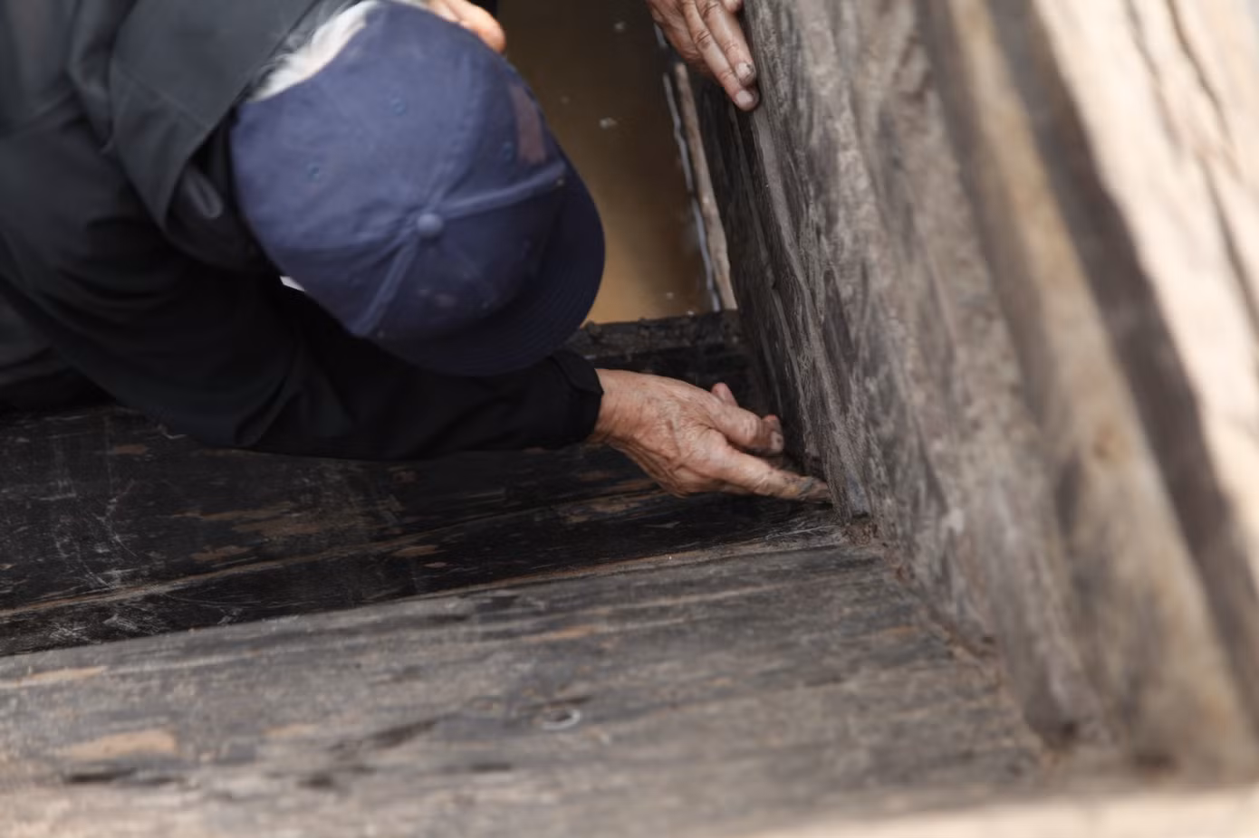 Một chuyên gia về tàu thuyền đang kiểm tra con thuyền cổ vào chiều 25/3. Ảnh: Nguyễn Thắng.