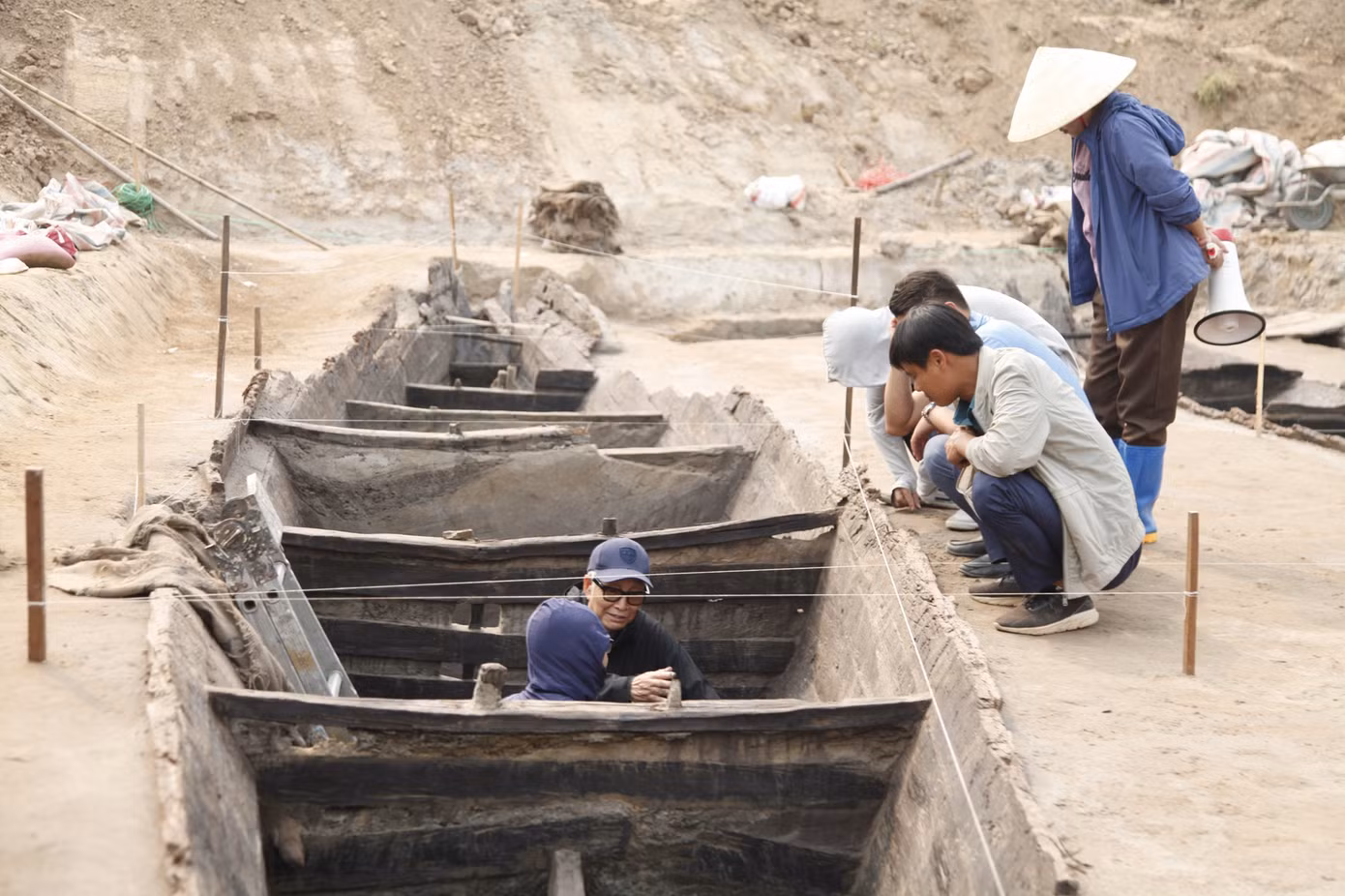 Bước đầu cho thấy bề mặt các thuyền cổ dấu tích trong tình trạng còn tương đối nguyên vẹn. Một thuyền rộng 2,3 m, phần xuất lộ dài 15,5 m, có 6 thanh ngăn lòng thuyền thành 7 khoảng. Ảnh: Nguyễn Thắng.