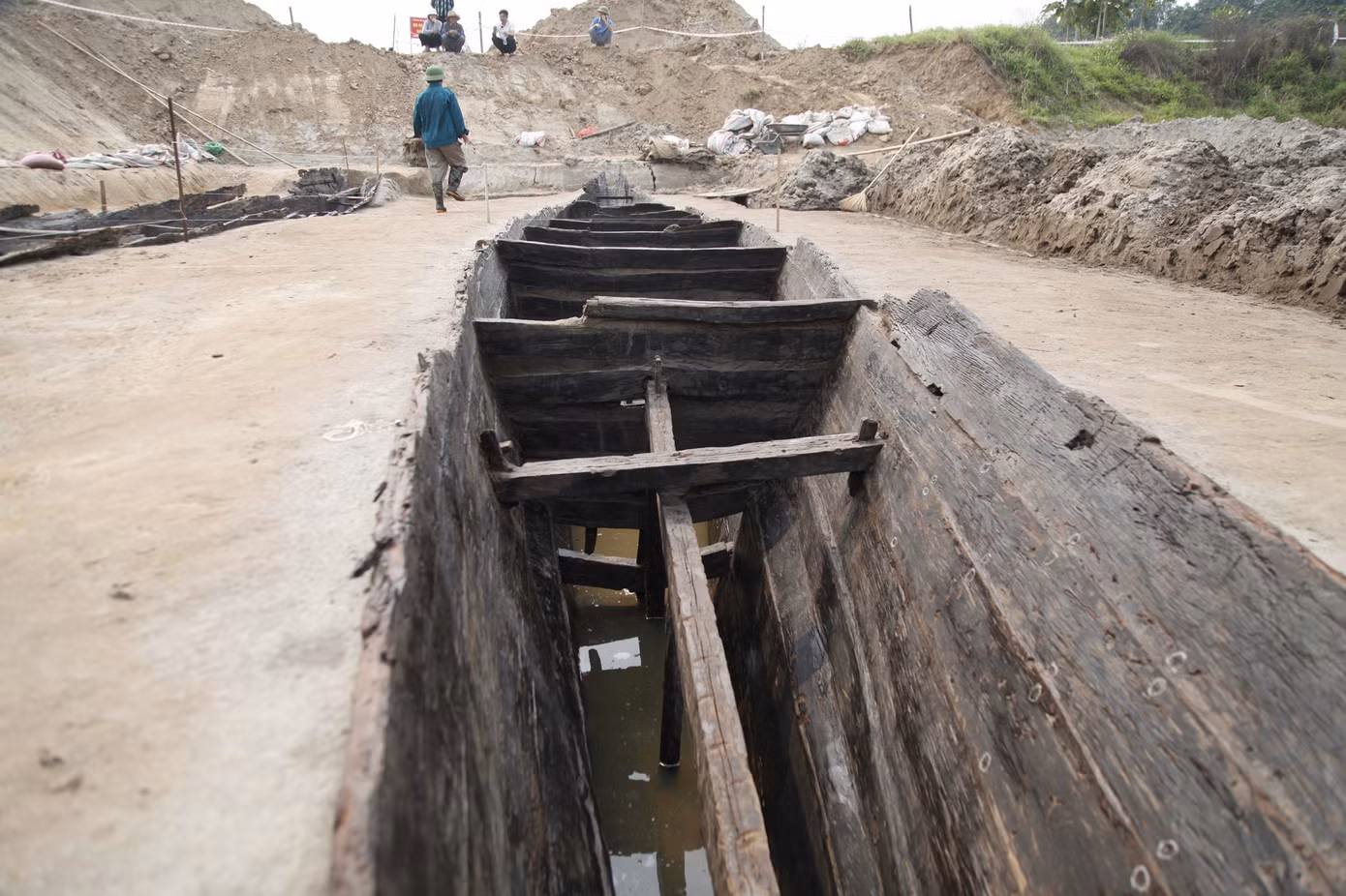 Thuyền thứ 2 rộng 1,9 m (vị trí rộng nhất), dài 15,5 m, gỗ đóng thuyền dày trung bình 4,5 cm.