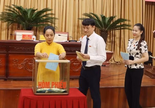 Các đại biểu bỏ phiếu tín nhiệm.