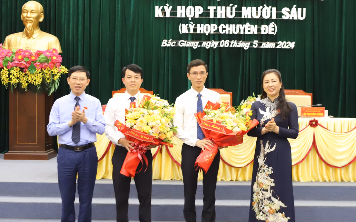 Phó Bí thư Thường trực Tỉnh ủy, Chủ tịch HĐND tỉnh Bắc Giang Lê Thị Thu Hồng (bên phải) và Chủ tịch UBND tỉnh Bắc Giang Lê Ánh Dương (bên trái) tặng hoa chúc mừng hai Ủy viên UBND tỉnh.