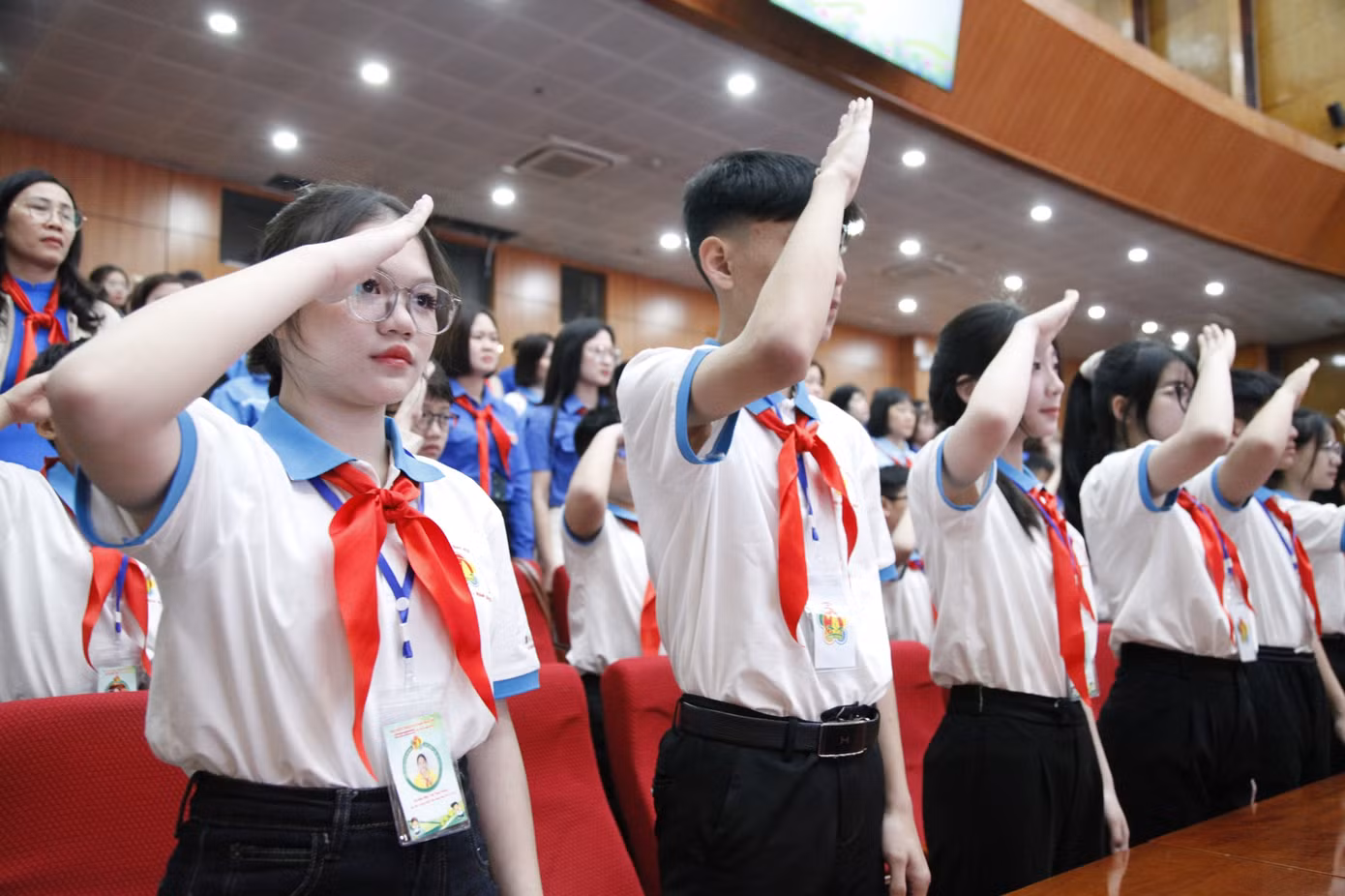 Các bạn thiếu nhi chào cờ tại đại hội. Ảnh: Nguyễn Thắng