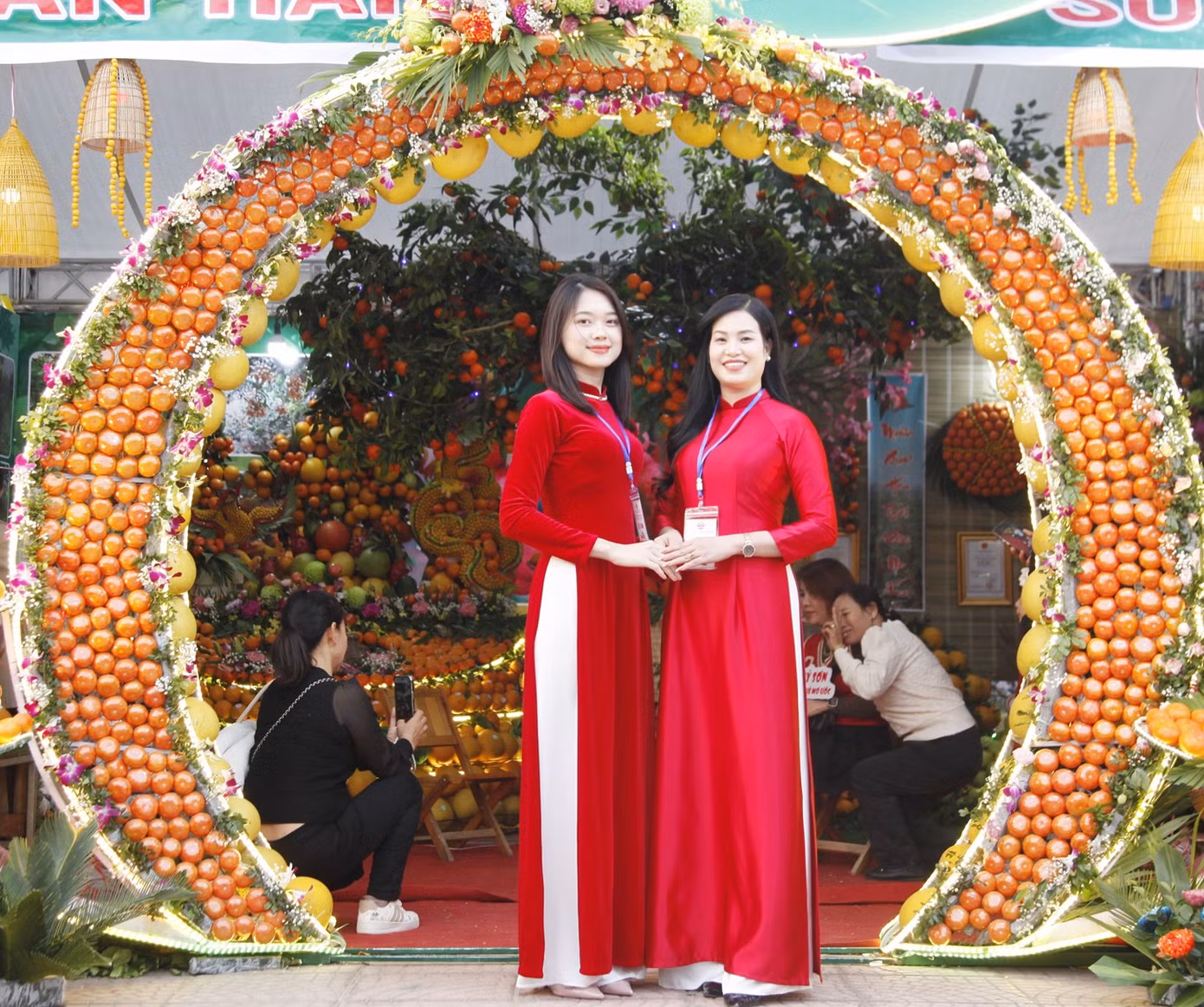 Cổng vào một gian hàng được trang trí bằng hàng trăm quả cam. Ảnh: Nguyễn Thắng.