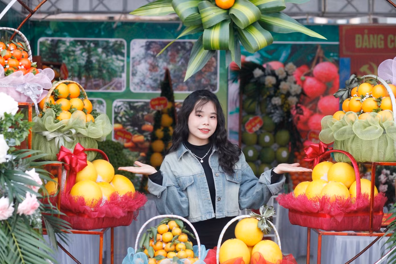 Hội chợ cam, bưởi huyện Lục Ngạn thu hút nhiều bạn trẻ đến chụp ảnh. Ảnh: Nguyễn Thắng.