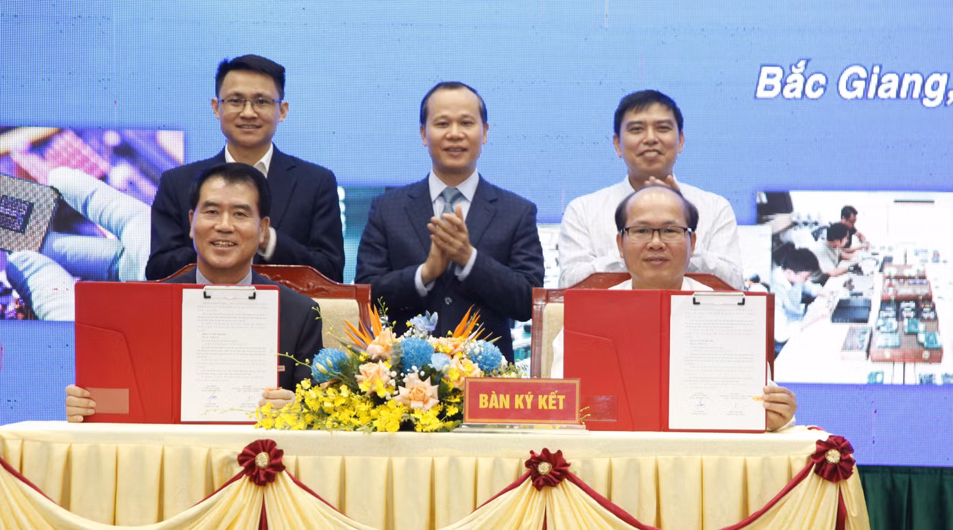 Doanh nghiệp sản xuất bán dẫn ký kết hợp tác đào tạo nhân lực với trường cao đẳng ở tỉnh Bắc Giang tại hội thảo. Ảnh: Nguyễn Thắng.
