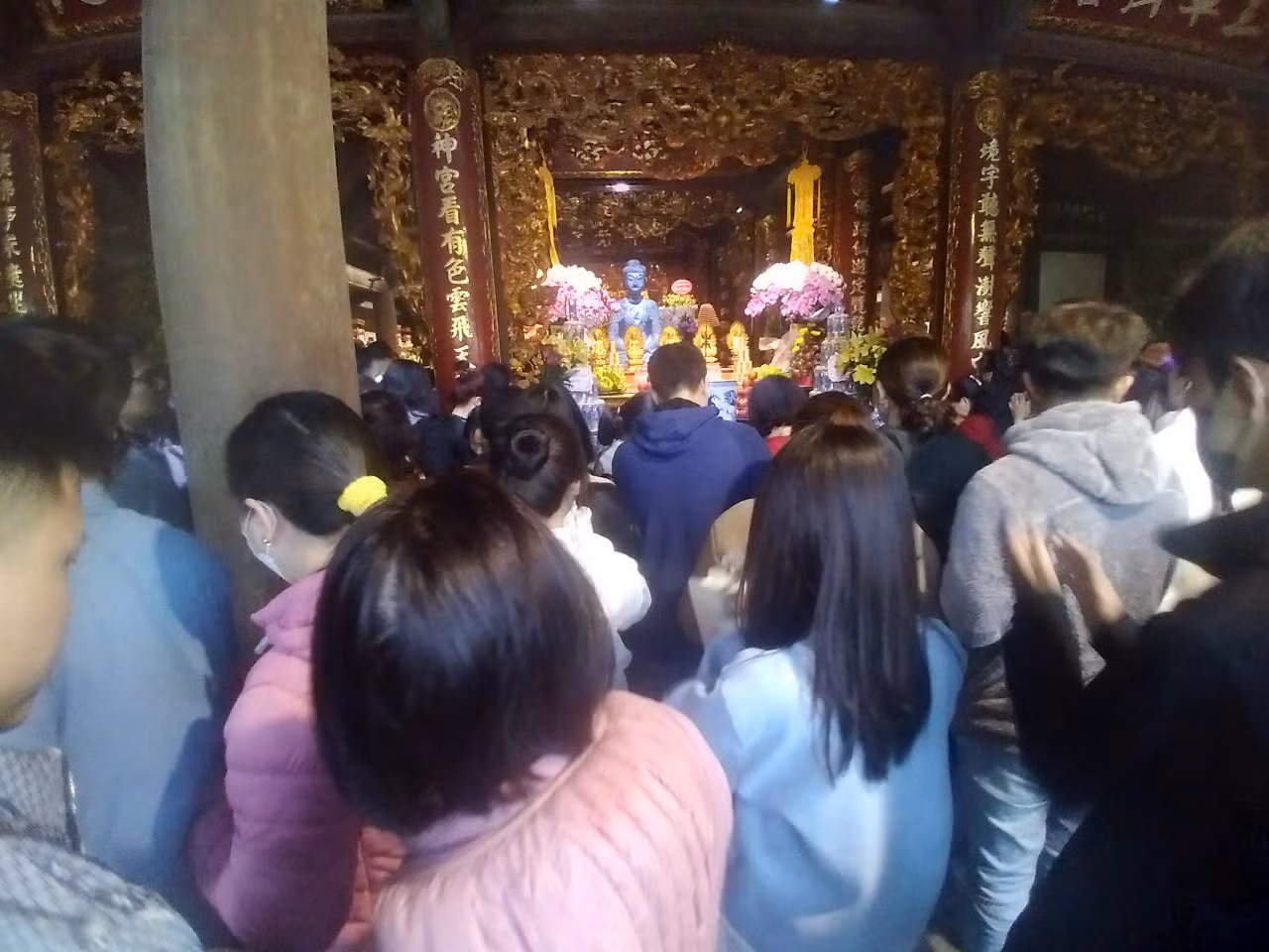 Chính điện của chùa Phật Tích là nơi tôn trí pho tượng Phật A Di Đà không còn khoảng trống. Ảnh: Nguyễn Thắng.
