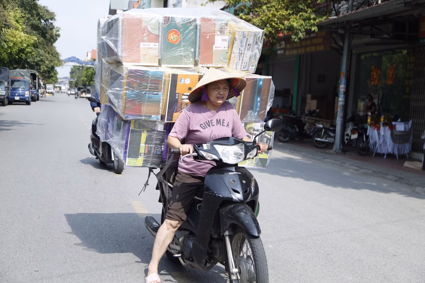 Song Hồ không còn cảnh mua bán hàng mã nhộn nhịp tắc đường như các năm trước. Ảnh: Nguyễn Thắng.