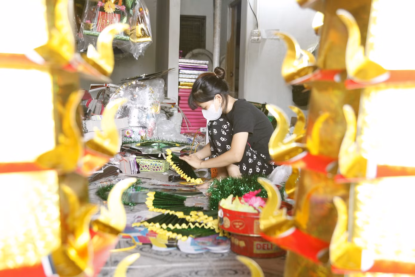 Năm nay, những người làm hàng mã ở Song Hồ gặp khó khăn trong việc bán hàng vì người mua giảm so với trước. Ảnh: Nguyễn Thắng.