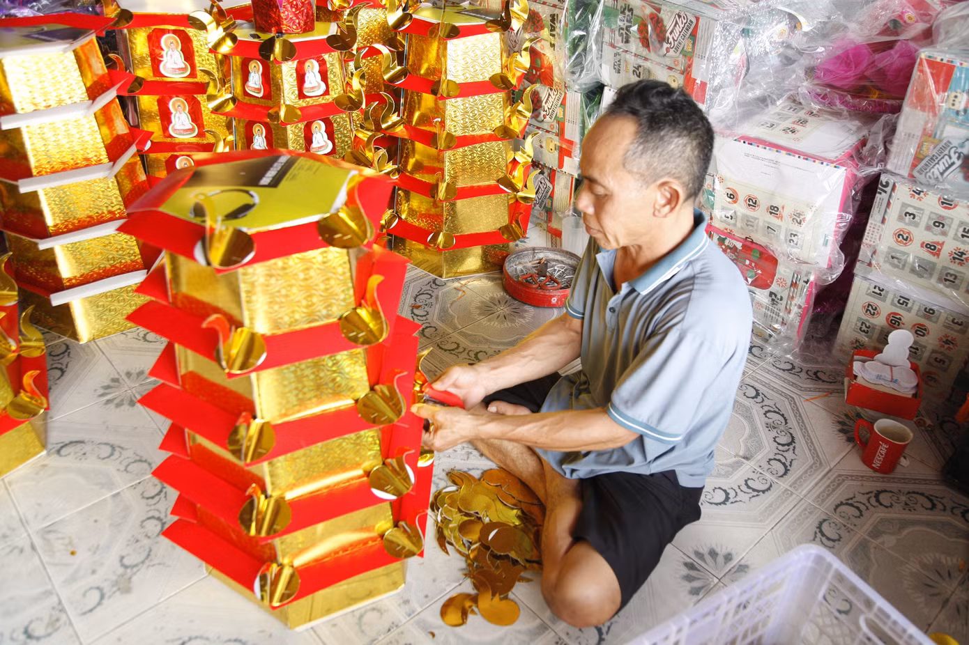 Người làng nghề hàng mã Song Hồ có thể làm các mẫu mã theo yêu cầu của khách hàng. Ảnh: Nguyễn Thắng.