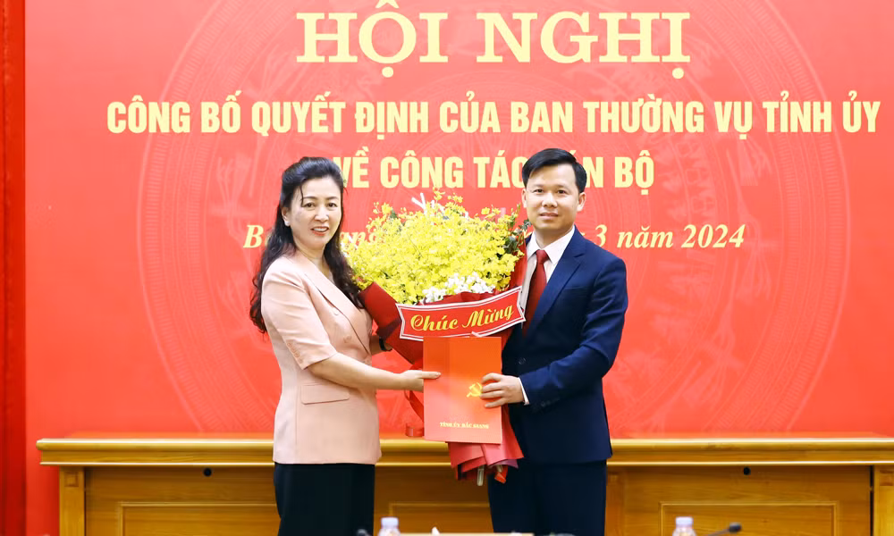 Phó Bí thư Thường trực Tỉnh ủy Bắc Giang Lê Thị Thu Hồng trao quyết định bổ nhiệm cho ông Vĩ.