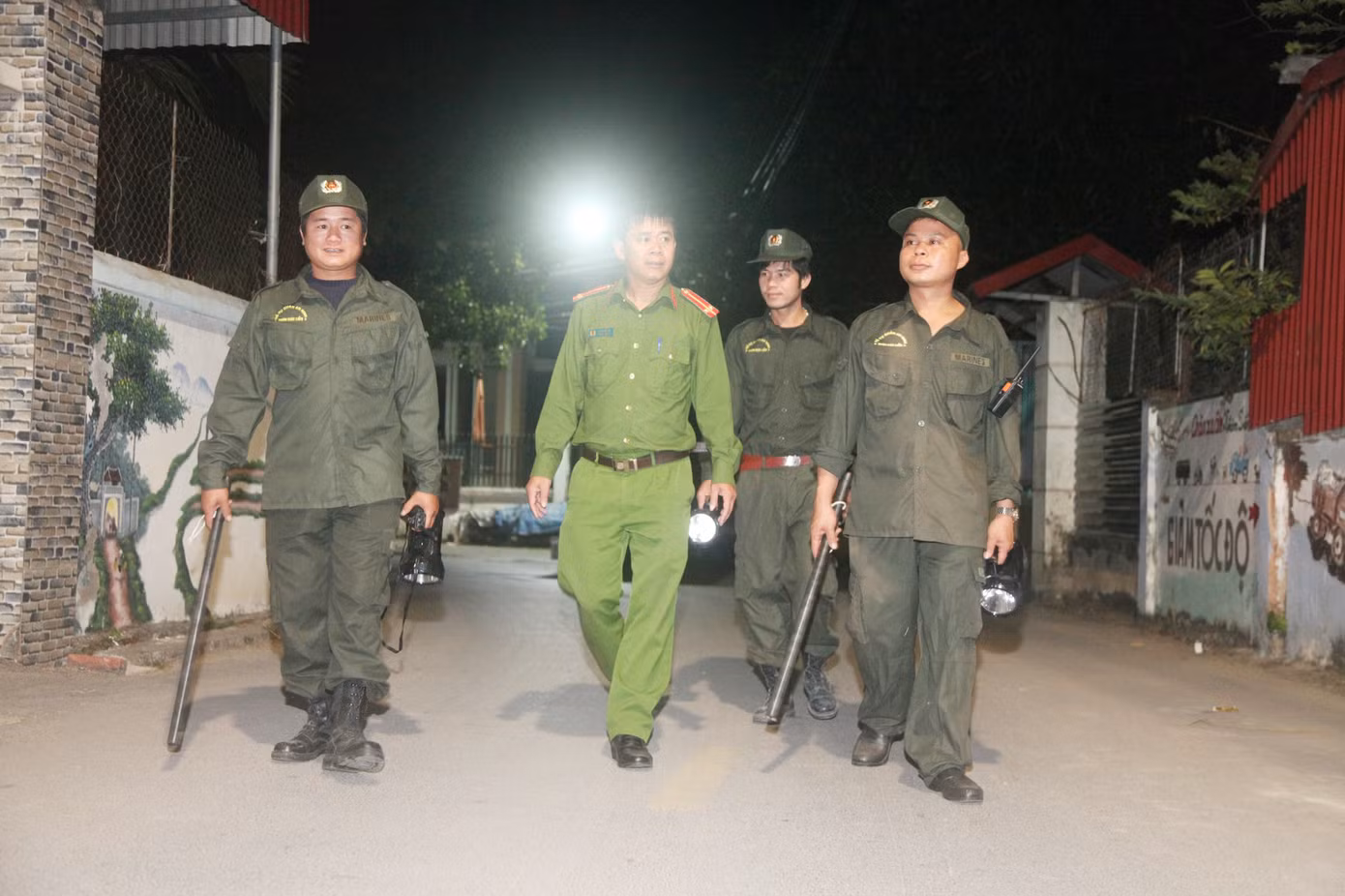 Thành viên mô hình "Tiếng kẻng an ninh" tổ dân phố Đức Liễn đi tuần tra đảm bảo an ninh trật tự. Ảnh: Nguyễn Thắng