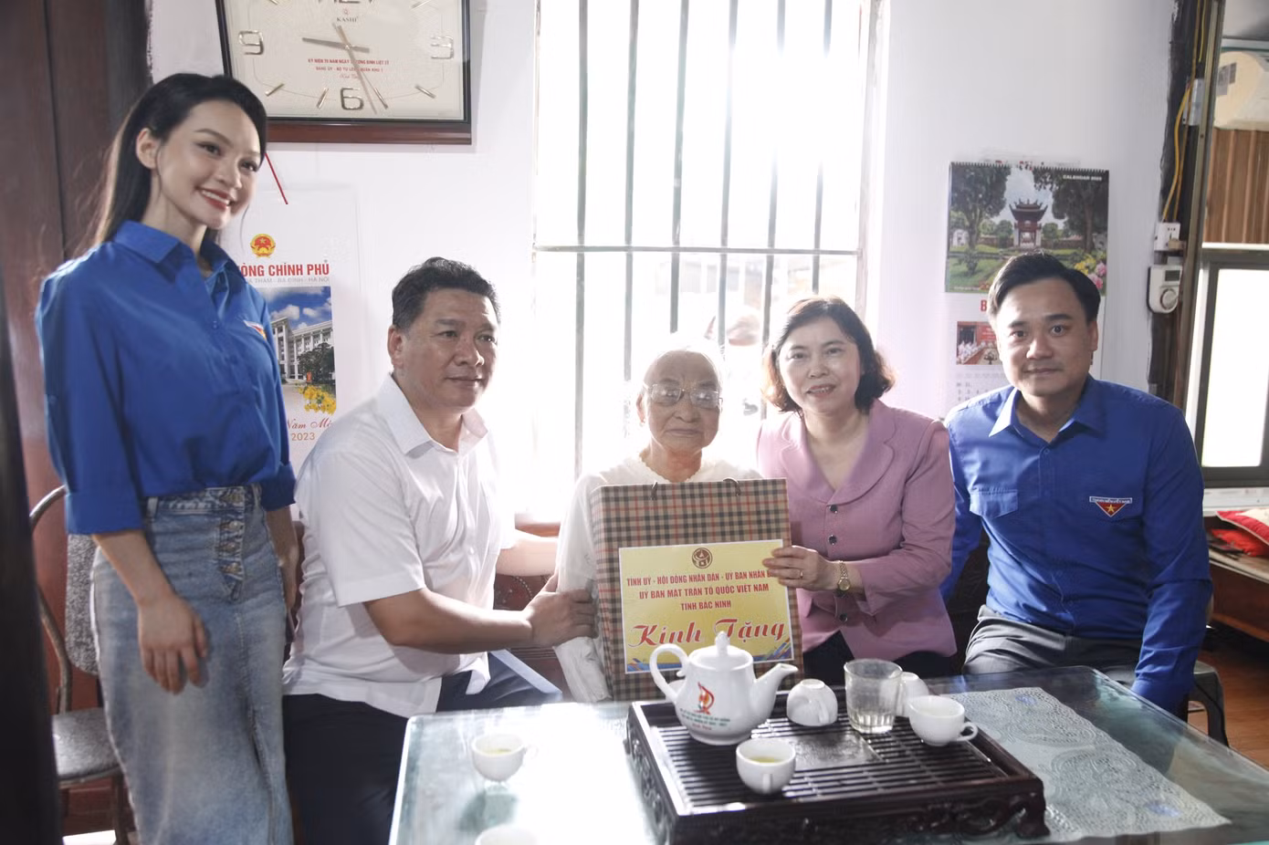 Lãnh đạo HĐND và Tỉnh Đoàn Bắc Ninh tặng quà Mẹ Việt Nam anh hùng. Ảnh: Nguyễn Thắng