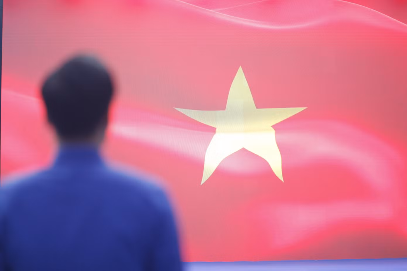Các đại biểu chào cờ tại chương trình. Ảnh: Nguyễn Thắng