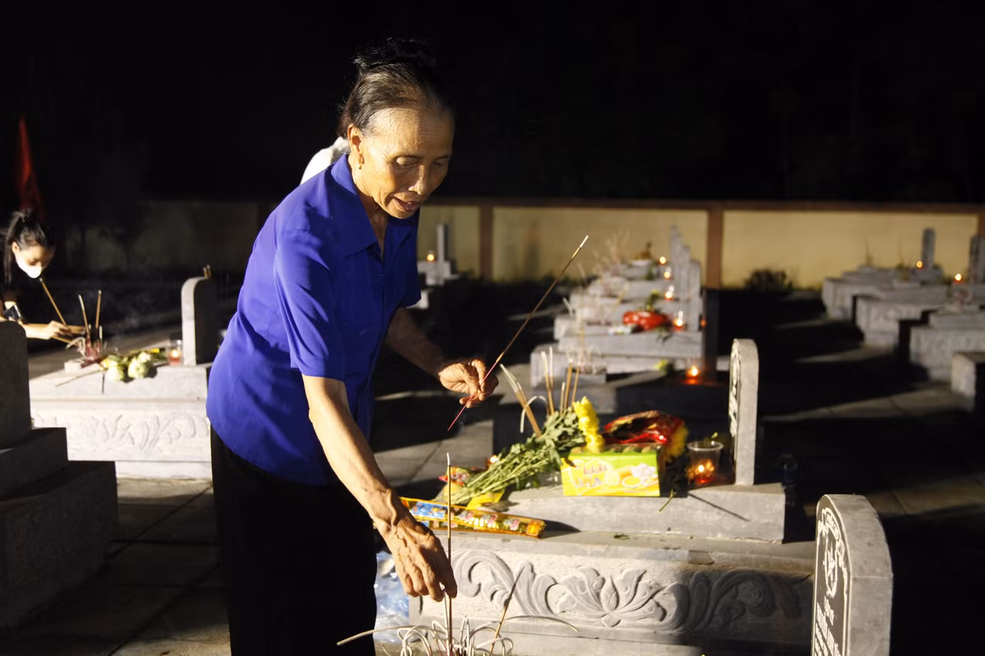 Người dân địa phương cùng thắp nến tri ân anh hùng liệt sỹ. Ảnh: Nguyễn Thắng