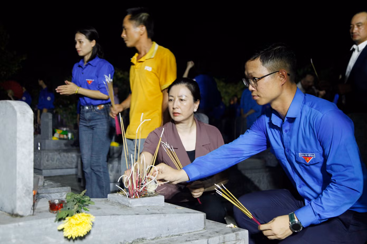 Bà Lê Thị Thu Hồng - Phó Bí thư Thường trực Tỉnh ủy Bắc Giang và anh Thân Trung Kiên - Bí thư Tỉnh Đoàn Bắc Giang thắp nến tri ân anh hùng liệt sỹ. Ảnh: Nguyễn Thắng