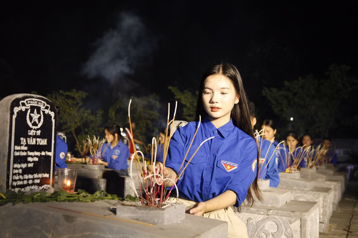 Các bạn trẻ tỉnh Bắc Giang thắp nến tri ân các anh hùng liệt sỹ. Ảnh: Nguyễn Thắng