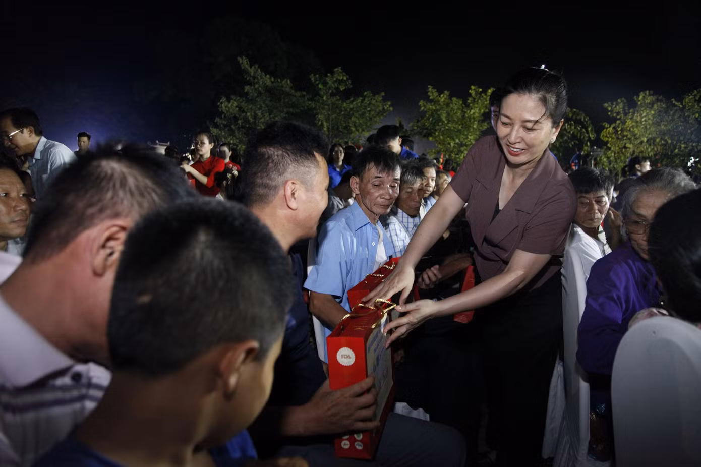 Lãnh đạo Tỉnh ủy Bắc Giang tặng quà gia đình liệt sỹ. Ảnh: Nguyễn Thắng