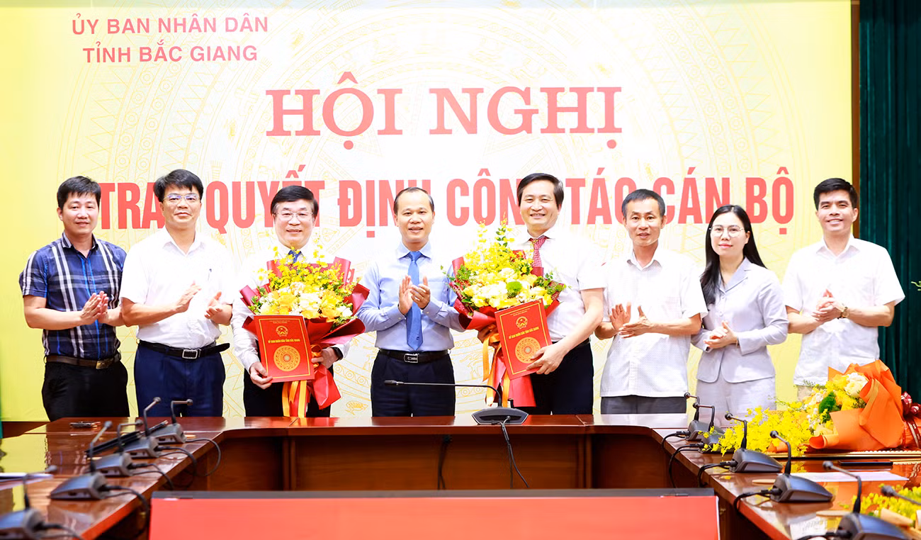 Phó Chủ tịch Thường trực UBND tỉnh Bắc Giang Mai Sơn (ở giữa) trao quyết định nghỉ hưu trước tuổi cho Chánh Văn và Phó Chánh Văn phòng UBND tỉnh Bắc Giang.