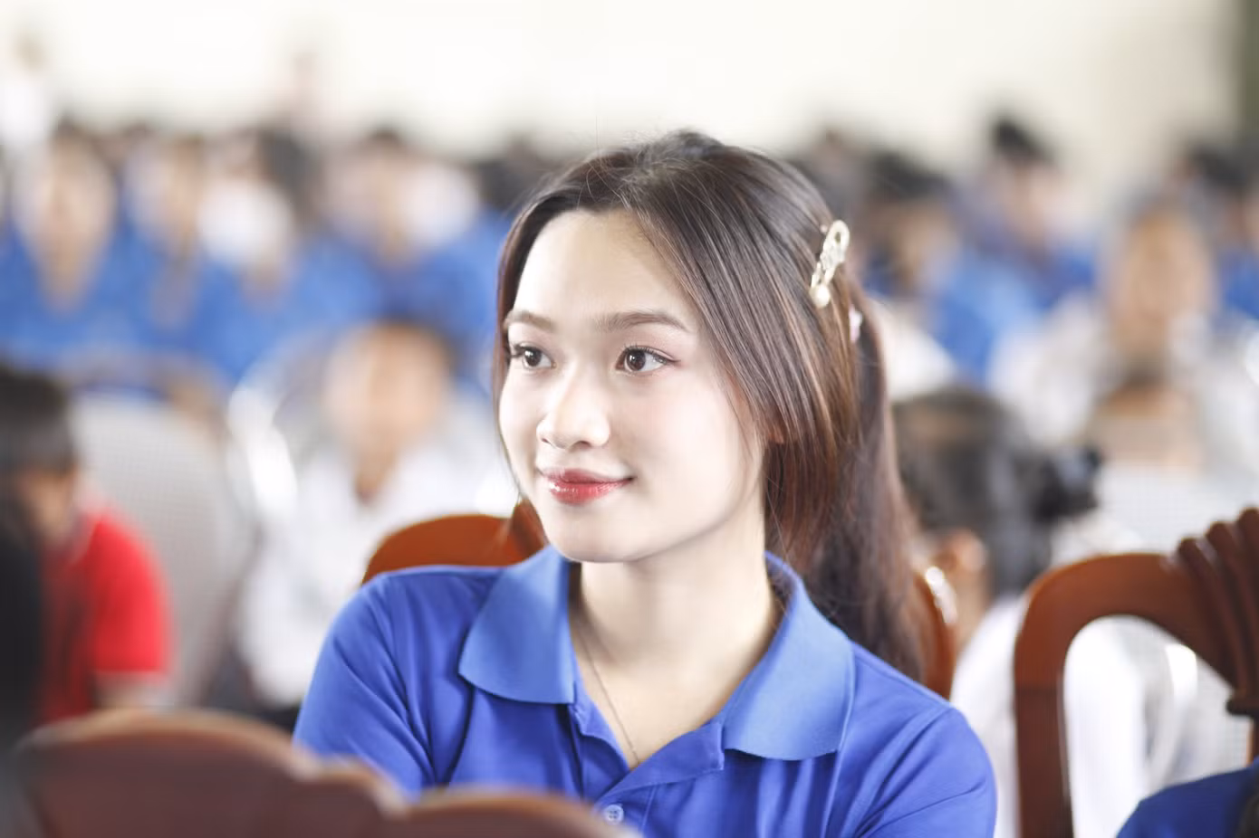 Sinh viên tham gia tình nguyện tại chương trình. Ảnh: Nguyễn Thắng