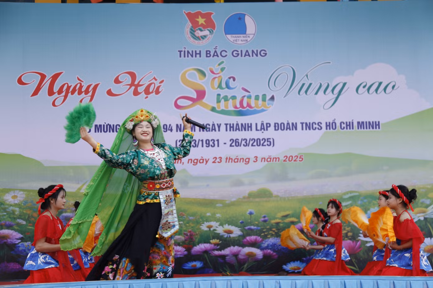 Thi văn nghệ tại chương trình sắc màu vùng cao. Ảnh: Nguyễn Thắng
