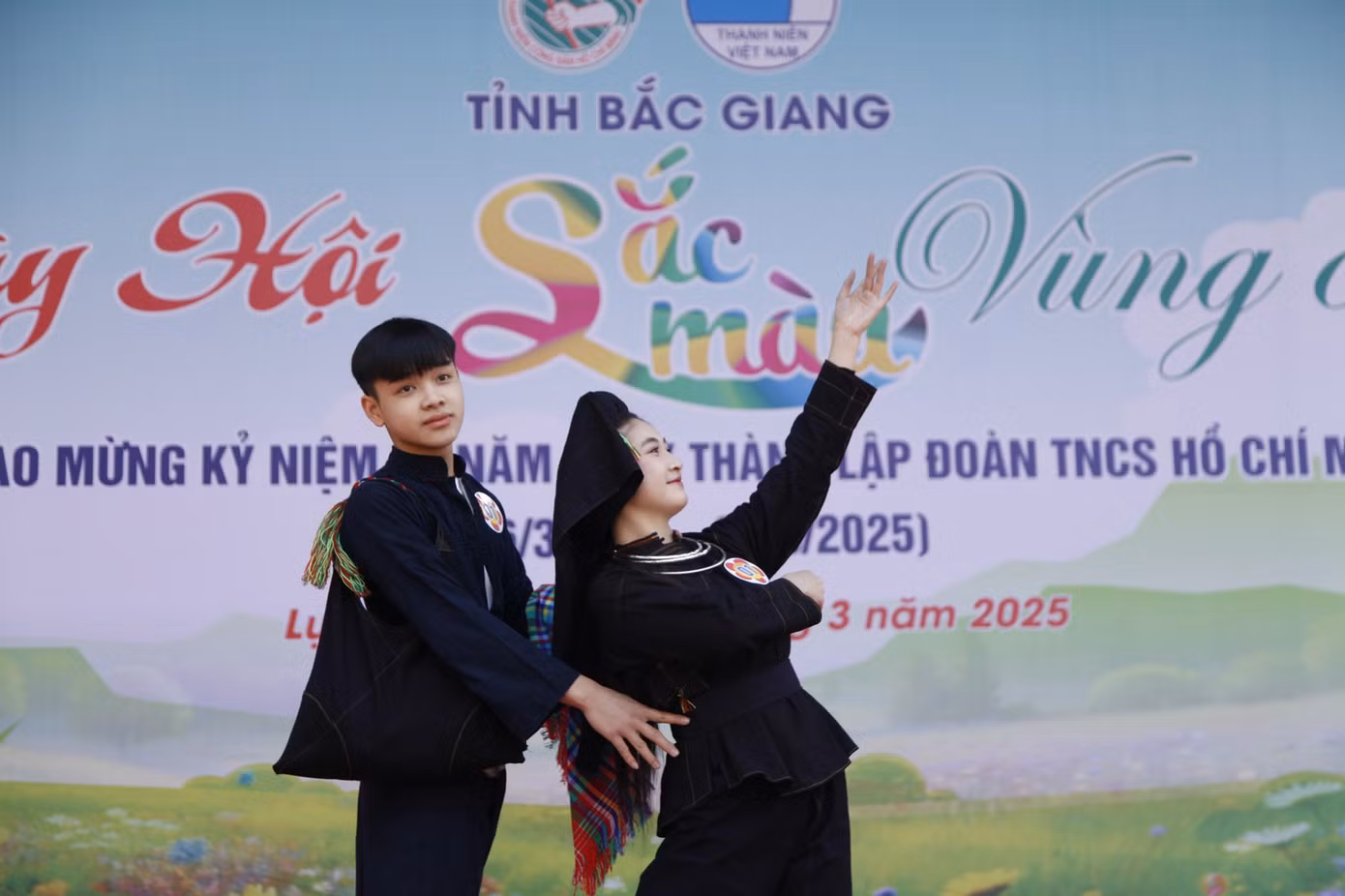 Thi trình diễn trang phục dân tộc. Ảnh: Nguyễn Thắng