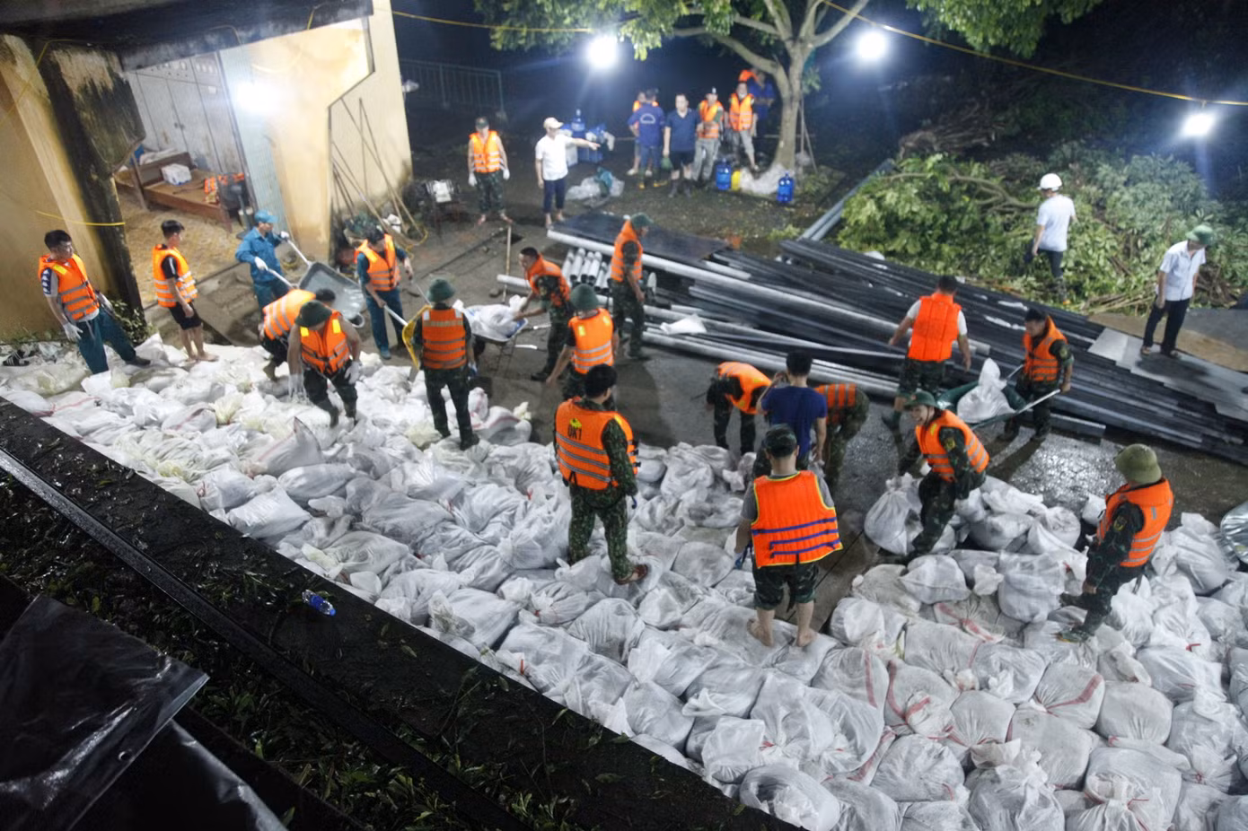 Các bao cát đắp ở khu vực xảy ra sự cố của Trạm bơm Cống Bún. Ảnh: Nguyễn Thắng