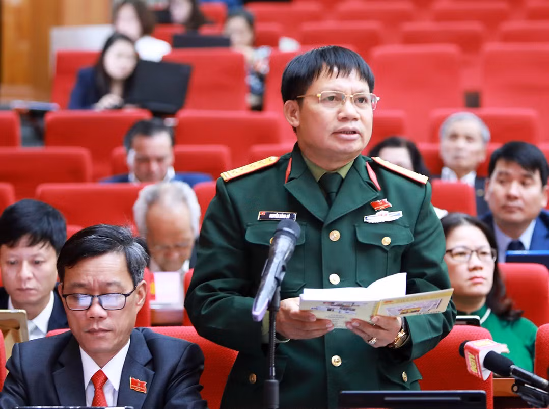 Đại biểu đặt câu hỏi với Giám đốc Công an tỉnh Bắc Giang về tội phạm lừa đảo qua mạng xã hội.