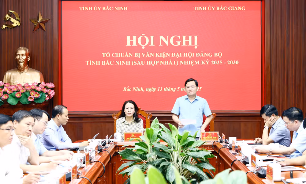 Lãnh đạo tỉnh Bắc Giang và Bắc Ninh họp bàn về chuẩn bị Văn kiện Đại hội Đảng bộ.