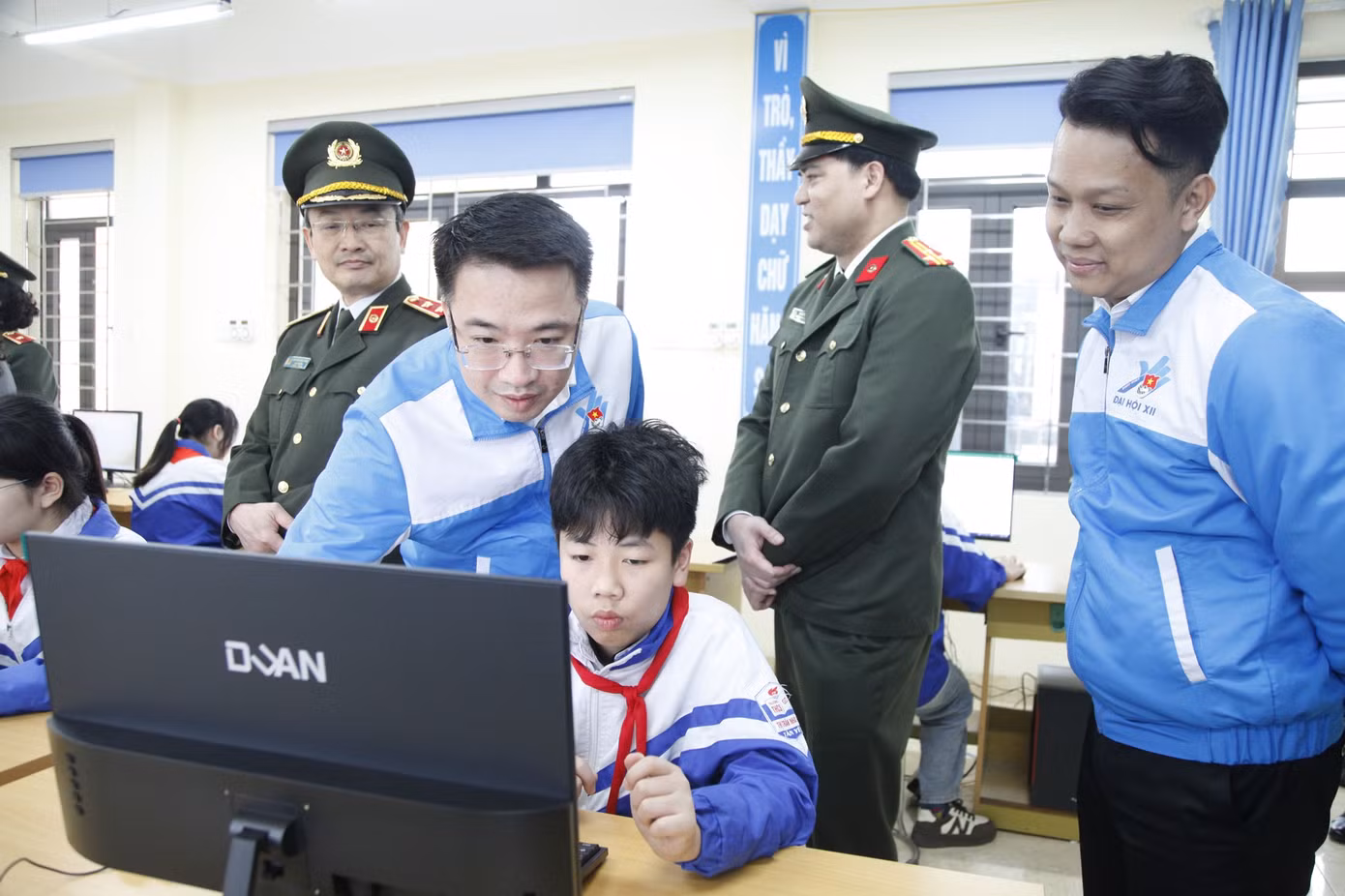 Bí thư Trung ương Đoàn, Chủ tịch Hội LHTN Việt Nam Nguyễn Tường Lâm hướng dẫn học sinh sử dụng máy tính được trao tặng. Ảnh: Nguyễn Thắng