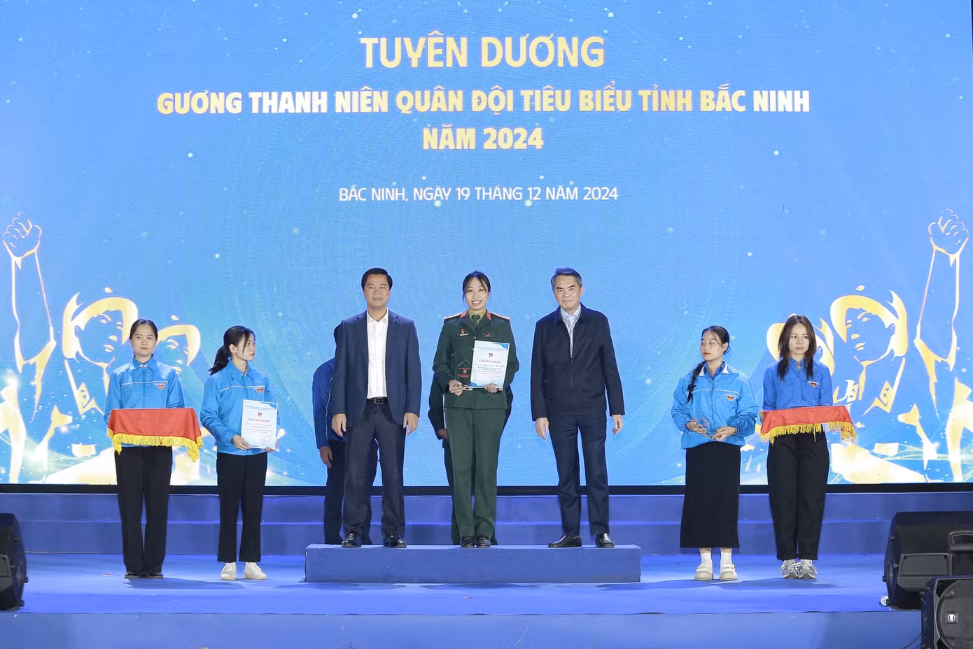 Ông Lê Xuân Lợi - Phó Chủ tịch UBND tỉnh (bên trái) và ông Vũ Minh Hiếu - Trưởng ban Nội chính tỉnh Bắc Ninh trao thưởng thanh niên tiêu biểu. Ông Lê Xuân Lợi - Phó Chủ tịch UBND tỉnh (bên trái) và ông Vũ Minh Hiếu - Trưởng ban Nội chính tỉnh Bắc Ninh trao thưởng thanh niên tiêu biểu.