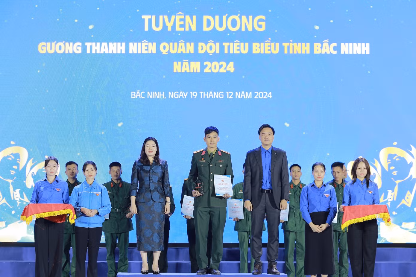Anh Trần Văn Đăng - Bí thư Tỉnh Đoàn (bên phải) và lãnh đạo Đoàn đại biểu Quốc hội tỉnh Bắc Ninh trao thưởng thanh niên quân đội tiêu biểu. Anh Trần Văn Đăng - Bí thư Tỉnh Đoàn (bên phải) và lãnh đạo Đoàn đại biểu Quốc hội tỉnh Bắc Ninh trao thưởng thanh niên quân đội tiêu biểu.