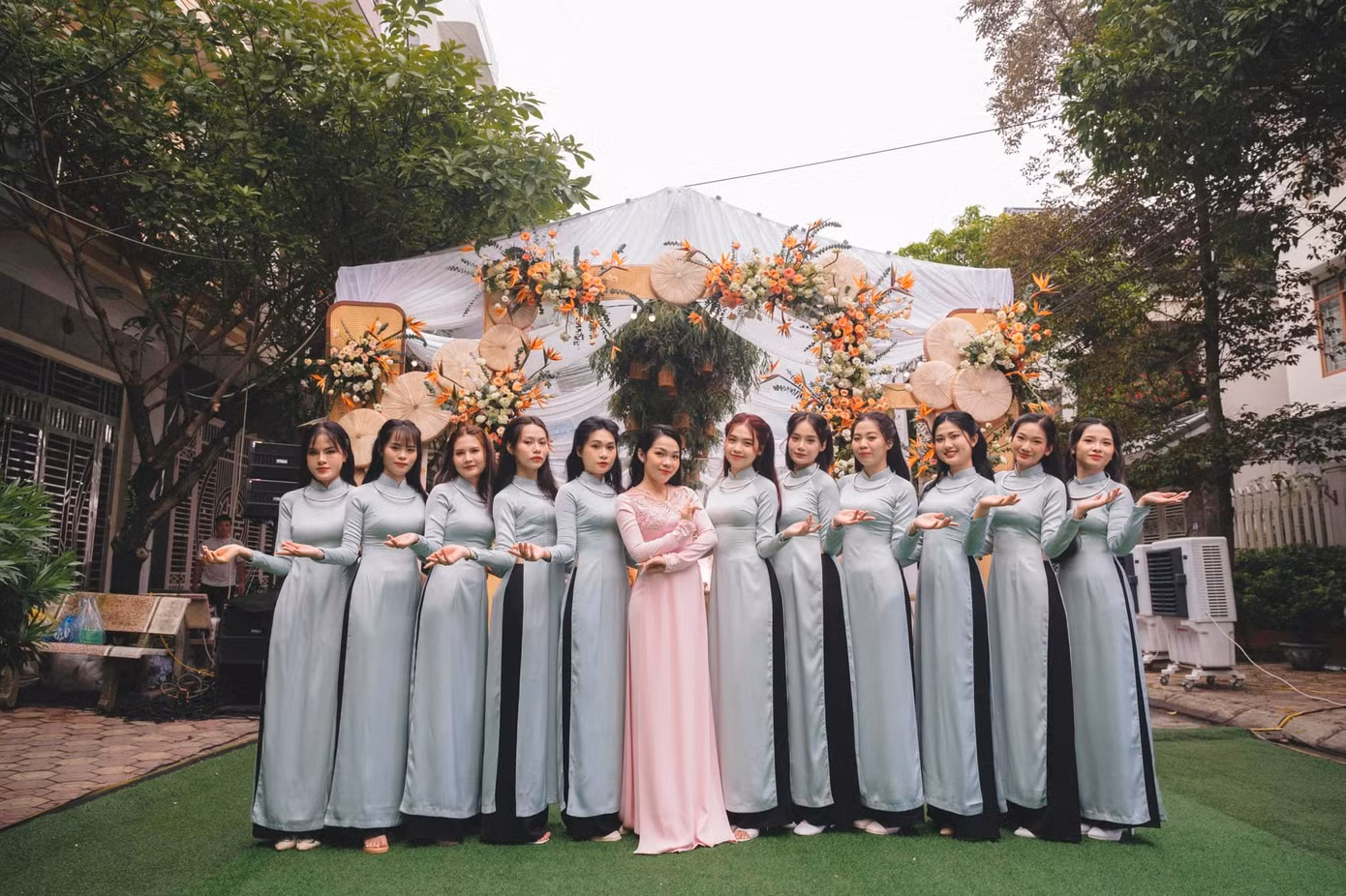 Hình ảnh nón quai thao và bức tranh đám cưới chuột tại đám hỏi của Bảo Ngọc.