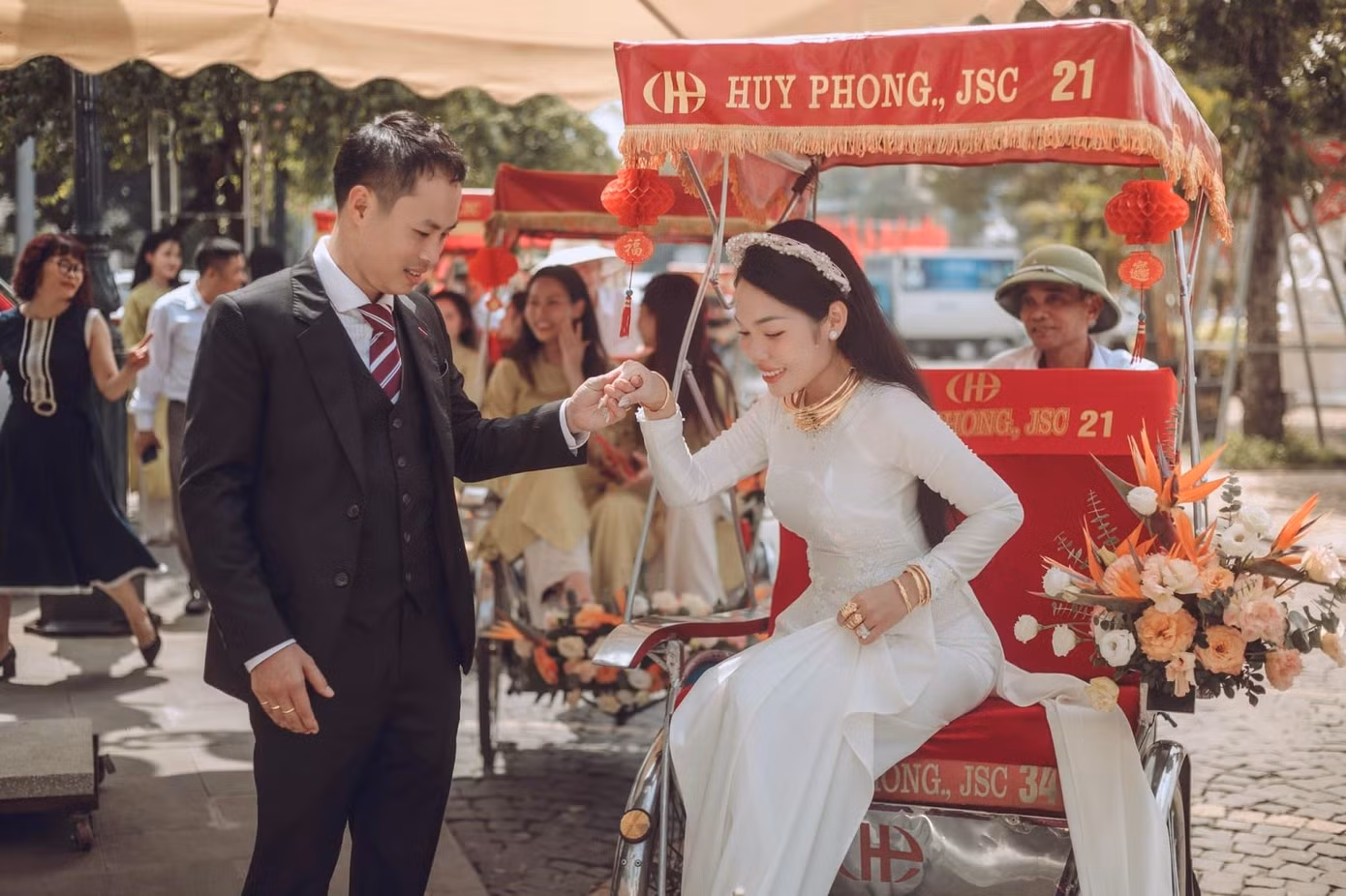 Đám hỏi cô dâu Bảo Ngọc tái hiện mùa thu Hà Nội.