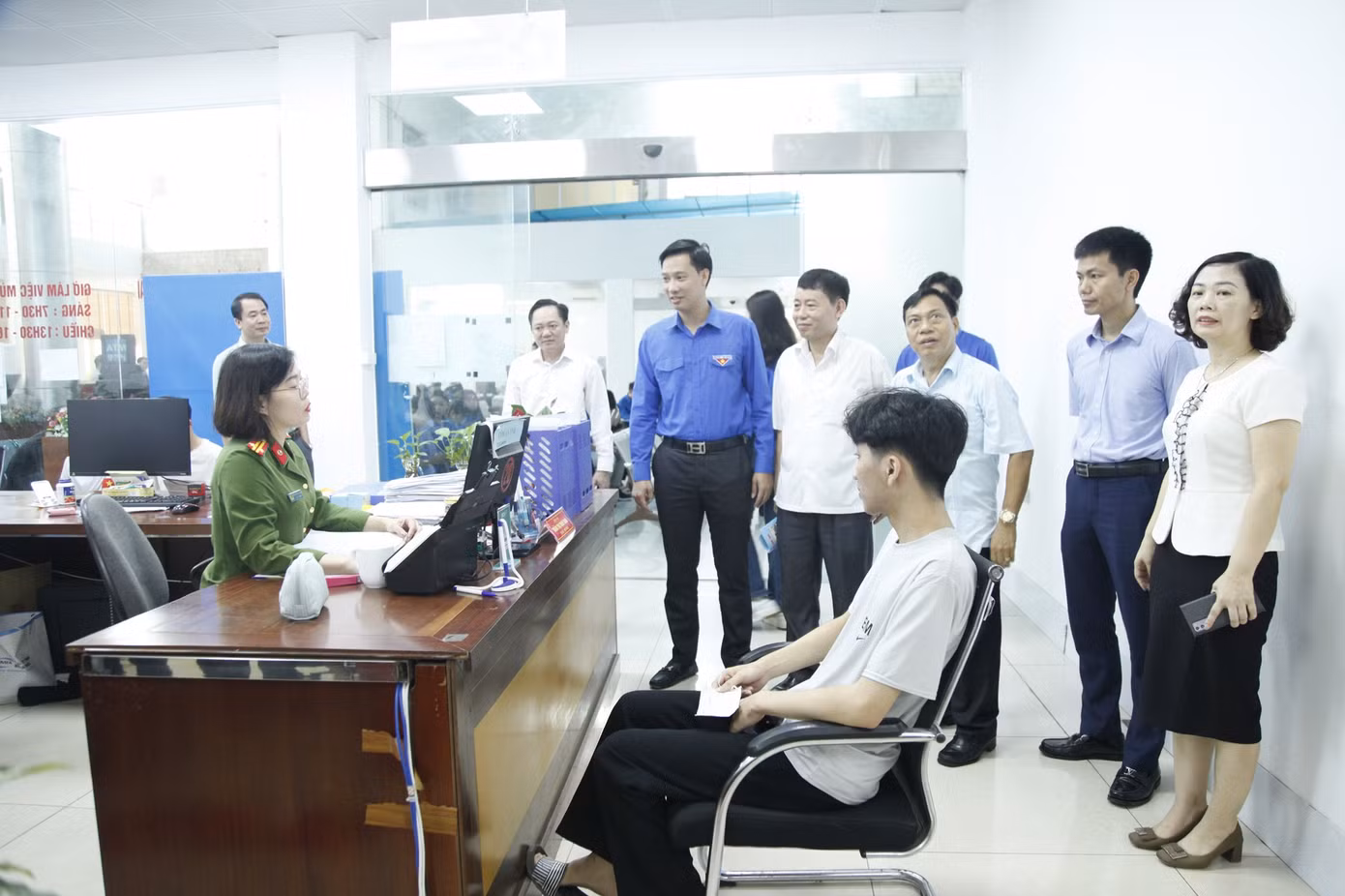 Thanh niên Công an tỉnh Bắc Ninh hướng dẫn người dân thủ tục hành chính ngày thứ Bảy. Ảnh: Nguyễn Thắng