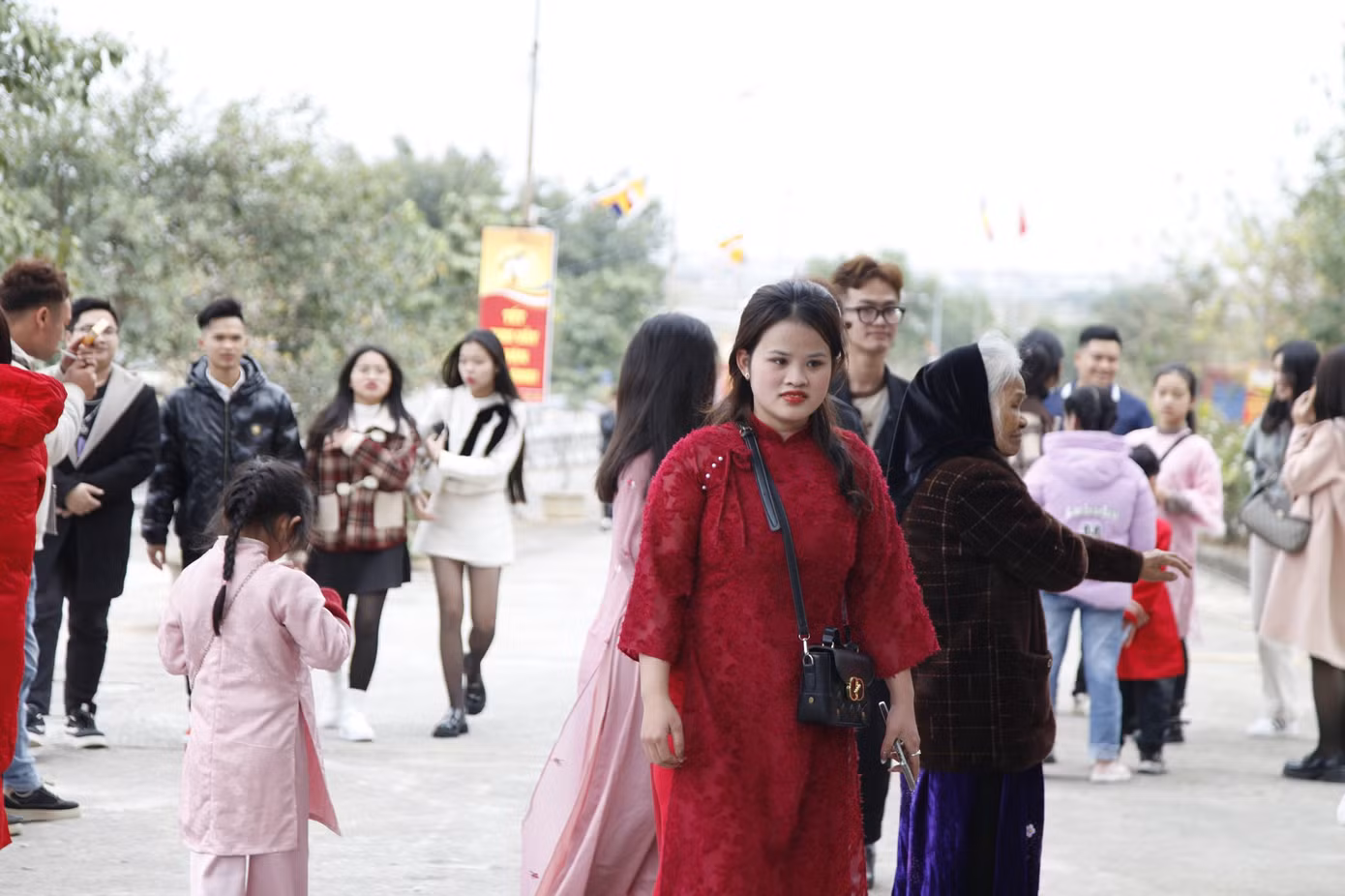 Càng về chiều, dòng người đến chùa Bổ Đà càng đông. Ảnh: Nguyễn Thắng.