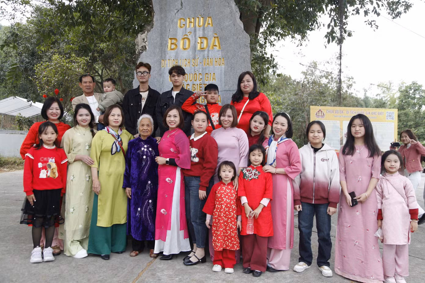 Đại gia đình cụ Nguyễn Thị Tình đến chùa Bổ Đà ngày Mùng 1 Tết. Ảnh: Nguyễn Thắng.