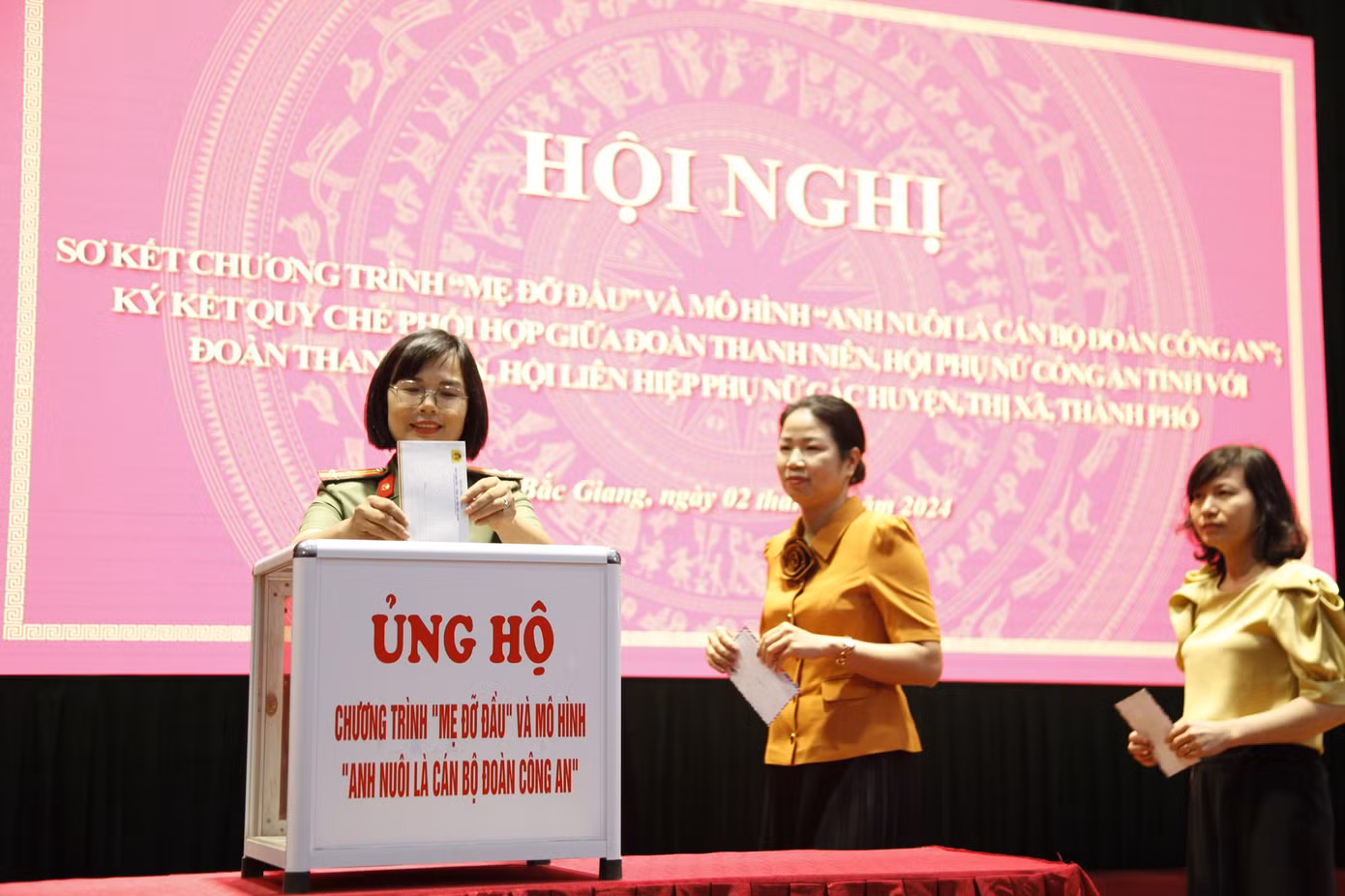 Cán bộ, chiến sĩ Công an tỉnh Bắc Giang ủng hộ quỹ đỡ đầu học sinh có hoàn cảnh khó khăn. Ảnh: Nguyễn Thắng