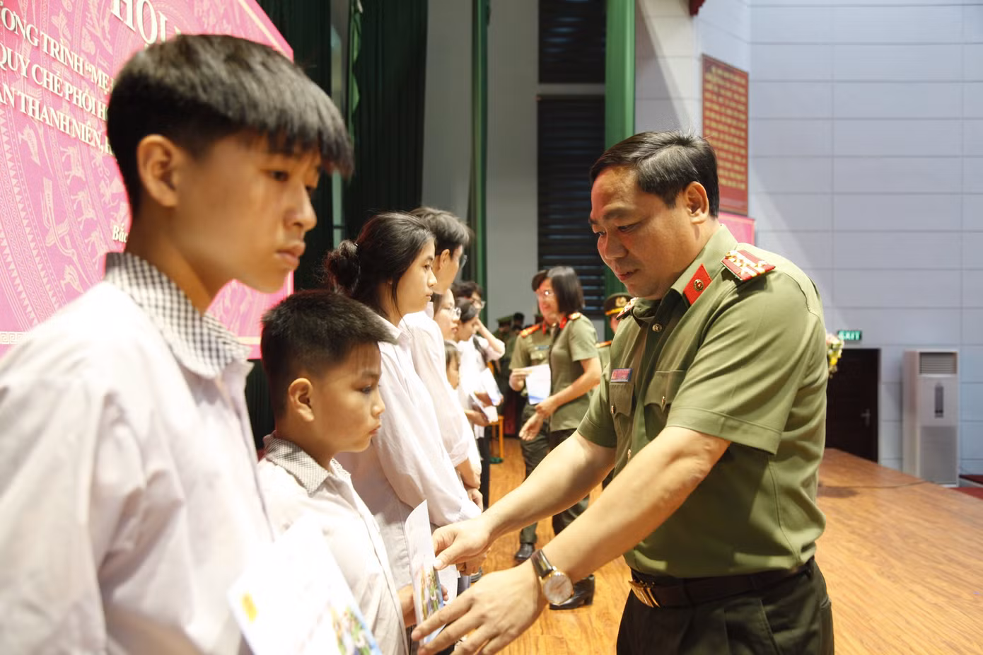 Đại tá Trần Thế Cường – Phó Giám đốc Công an tỉnh Bắc Giang trao học bổng tặng học sinh khó khăn. Ảnh: Nguyễn Thắng