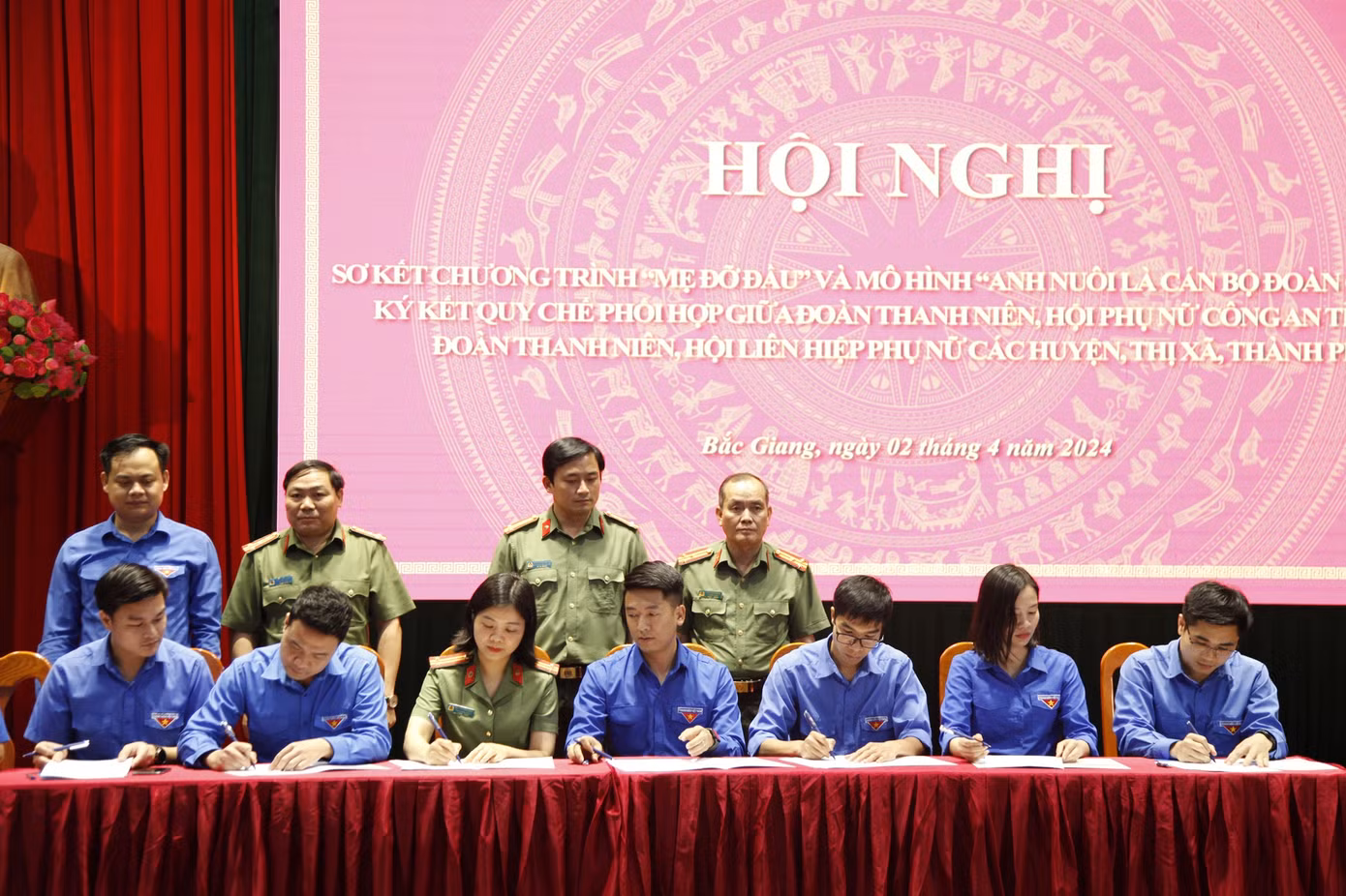 Công an tỉnh Bắc Giang và Tỉnh Đoàn Bắc Giang ký kết phối hợp chương trình nhận đỡ đầu học sinh khó khăn. Ảnh: Nguyễn Thắng