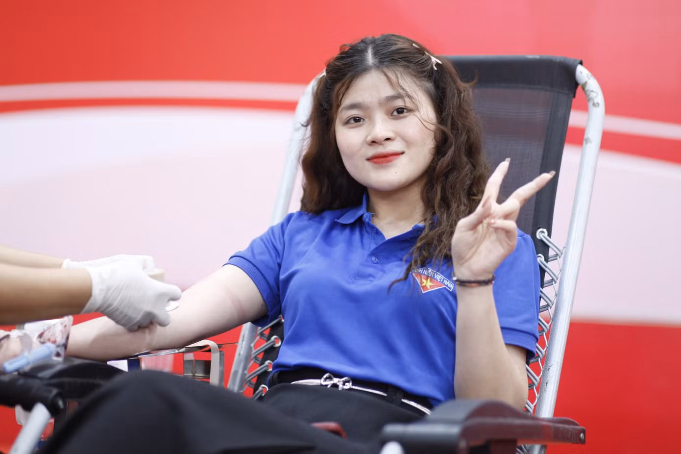 Một đoàn viên tham gia hiến máu. Ảnh: Nguyễn Thắng