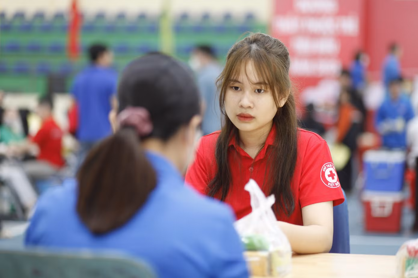 Tình nguyện viên hỗ trợ hiến máu.