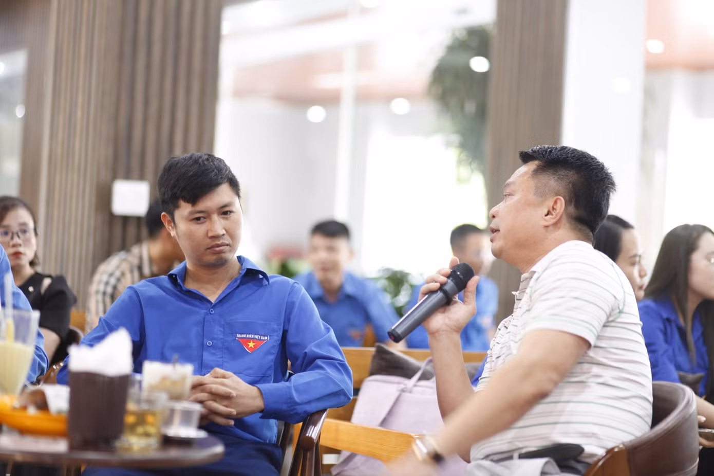 Chủ doanh nghiệp trao đổi cùng thanh niên đang khởi nghiệp. Ảnh Nguyễn Thắng