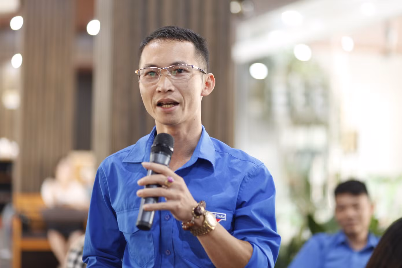 Anh Trịnh Văn Hoàn – một thanh niên ở huyện Lục Nam làm sản phẩm tinh dầu nêu câu hỏi tại chương trình. Ảnh: Nguyễn Thắng