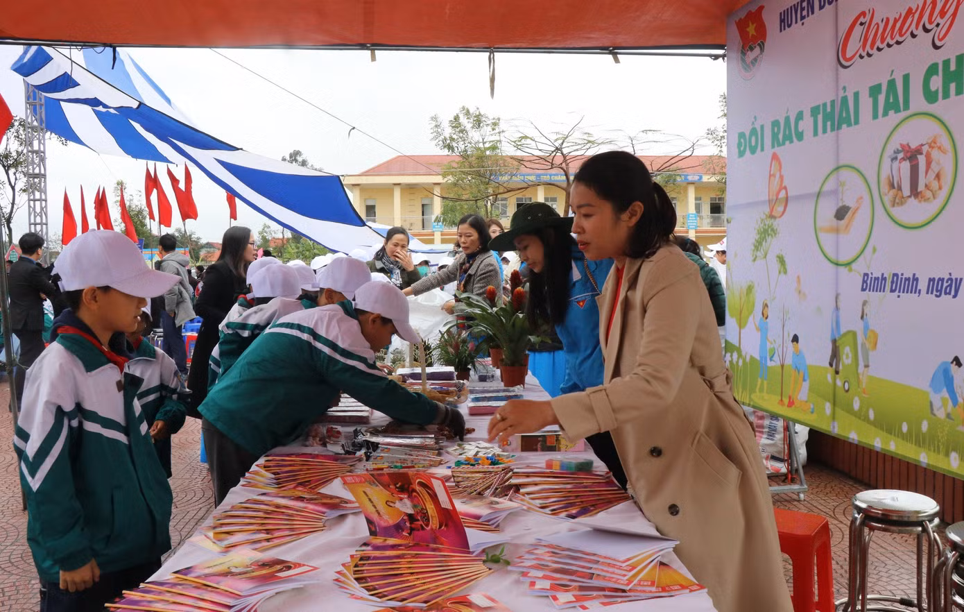 Đoàn viên, học sinh hồ hởi tham gia Lễ khởi động Tháng Thanh niên
