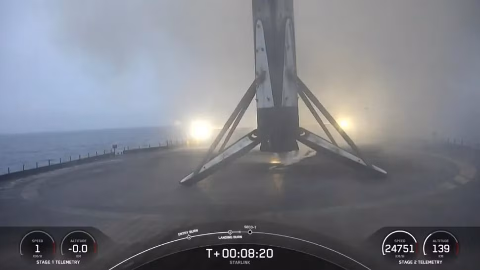 Ảnh chụp màn hình này từ buổi phát sóng trực tiếp về vụ phóng vệ tinh SpaceX Starlink ngày 11/7 cho thấy sự tích tụ của băng oxy lỏng trên tầng thứ hai của tên lửa Falcon 9. (Ảnh: SpaceX)