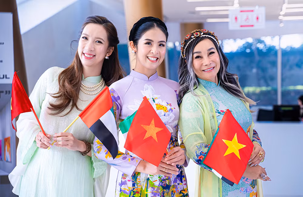 Ngọc Hân dự triển lãm tranh và áo dài ở Dubai.