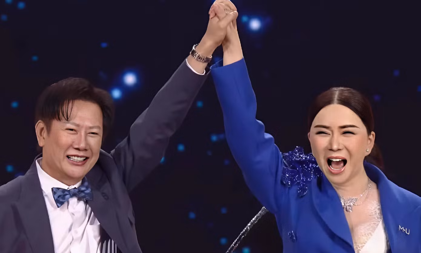 Ông Nawat bắt tay với nữ tỷ phú chuyển giới Anne Jakrajutatip.